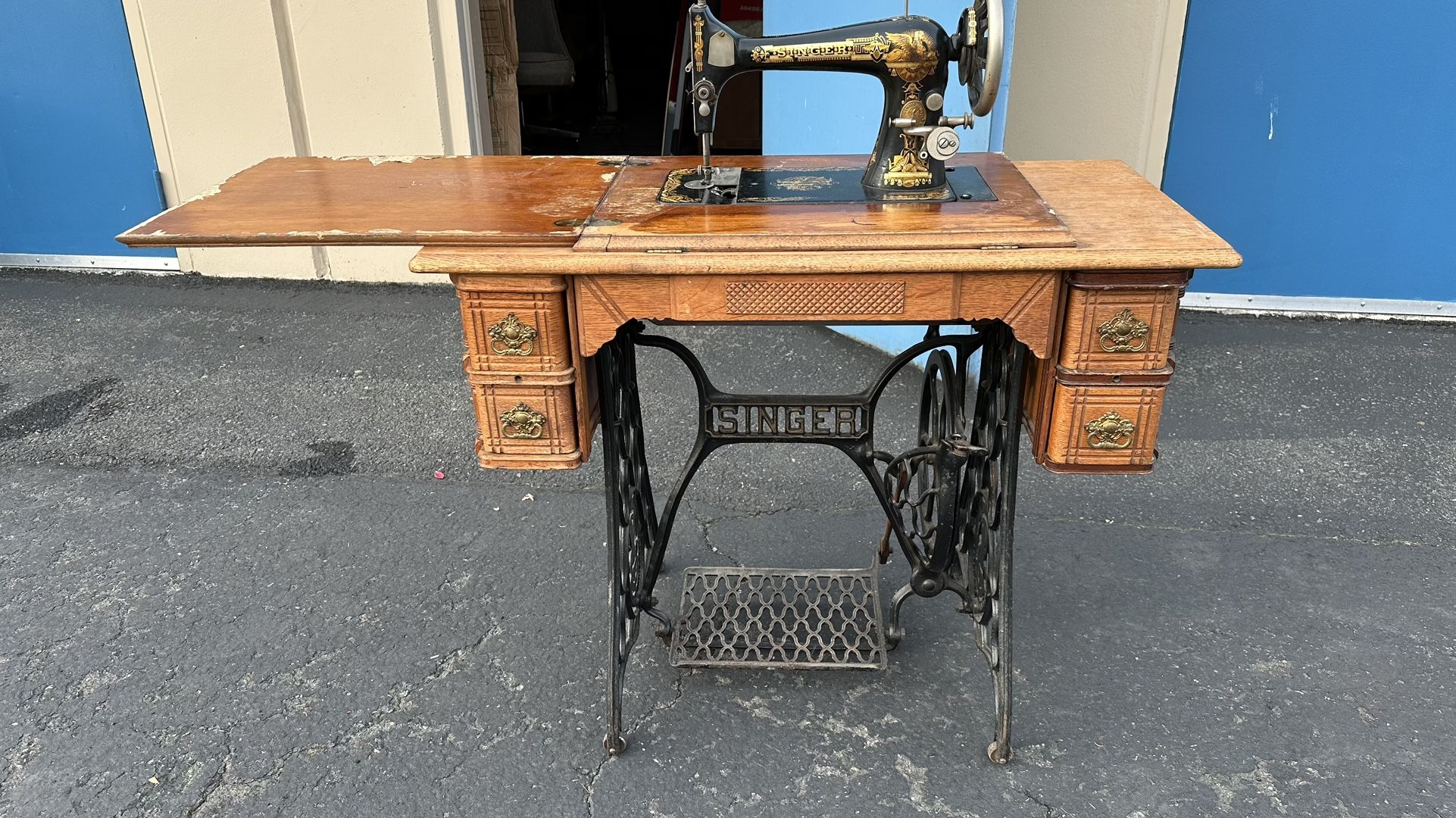 Beautiful Antique 1890s Singer Sewing Machine And Table