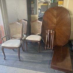 Extendable wood dining table w/ 8 chairs