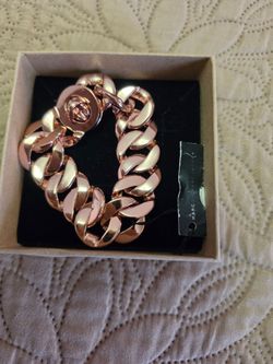 New Marc by Marc Jacob's rose gold color bracelet. Size 7" pickup East side, Cash Only.
Pulsera nueva Marc by Marc Jacobs, color oro rosa. Tamaño d
