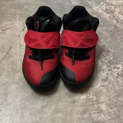 Nike Usado Talla 2.5Y Kids 