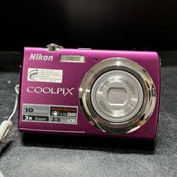 Nikon Coolpix S220 10MP Digital Camera Vivid Pink