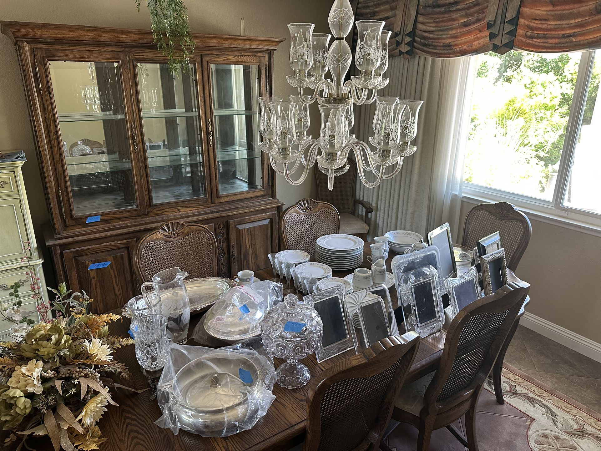 Beautiful Solid Wood Dining Table & China Cabinet Set – Traditional Styl