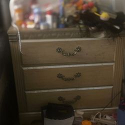 Bedroom Furniture Dresser With Mirror And 2 Matching Night Stamds