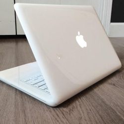 White 2010 Macbook With Ssd
