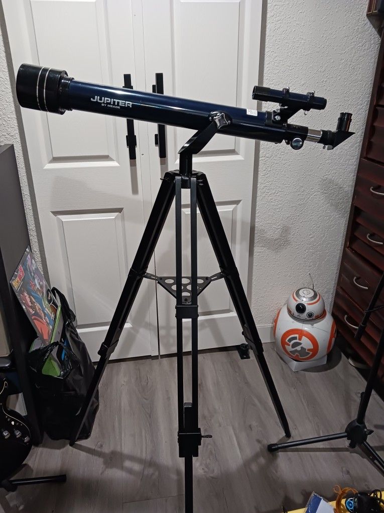 Saturn by MEADE. model 60AZ -M telescope with tripod. Good Condition.
