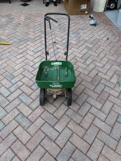Scotts Turf Builder EdgeGuard Mini Spreader