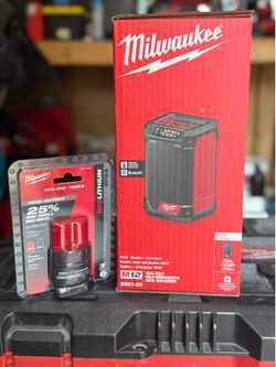 Milwaukee m12 Bluetooth/AM/FM Jobsite Radio with Charger