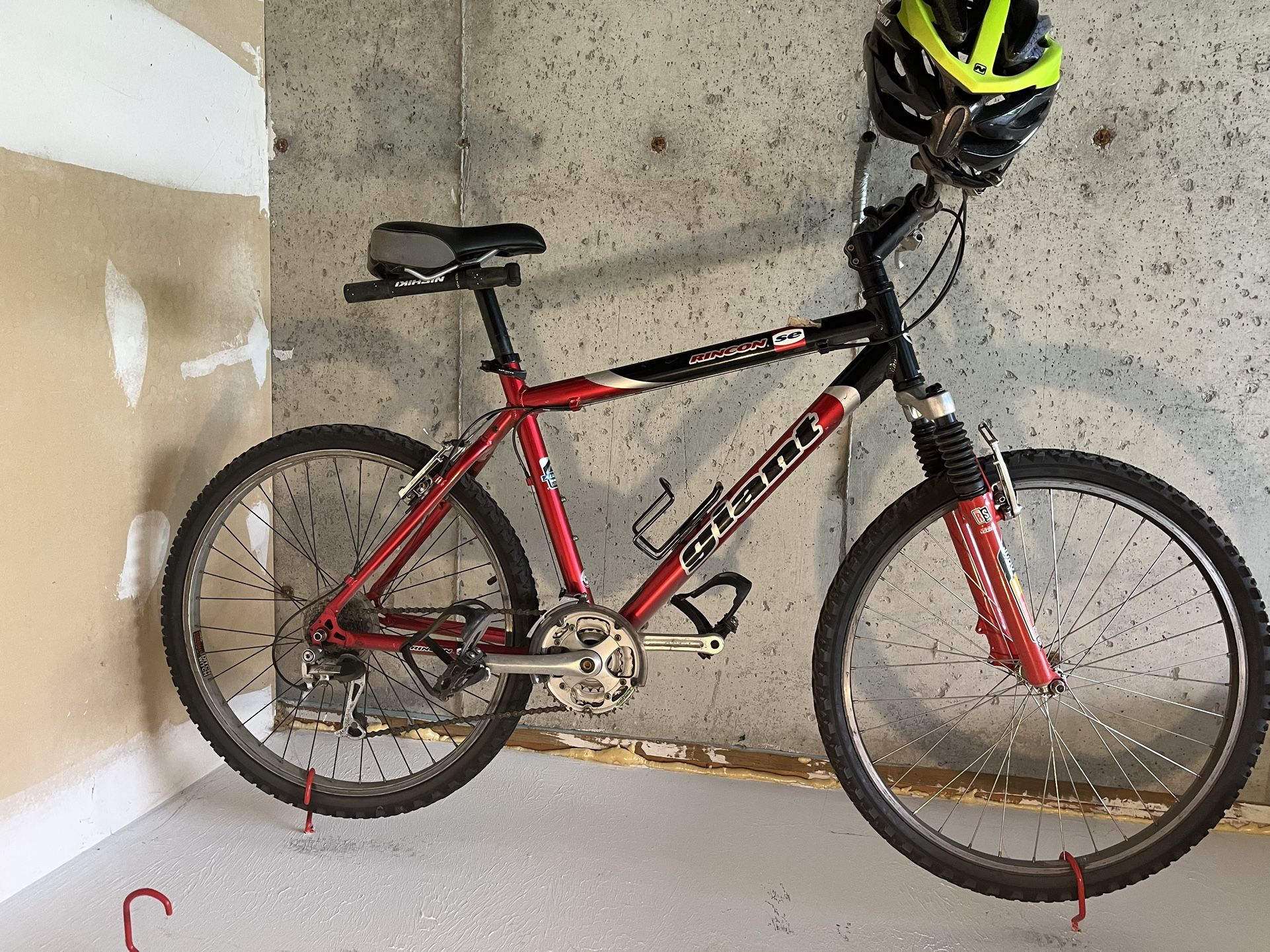 RINCON SE GIANT MOUNTAIN BIKE WITH HELMET