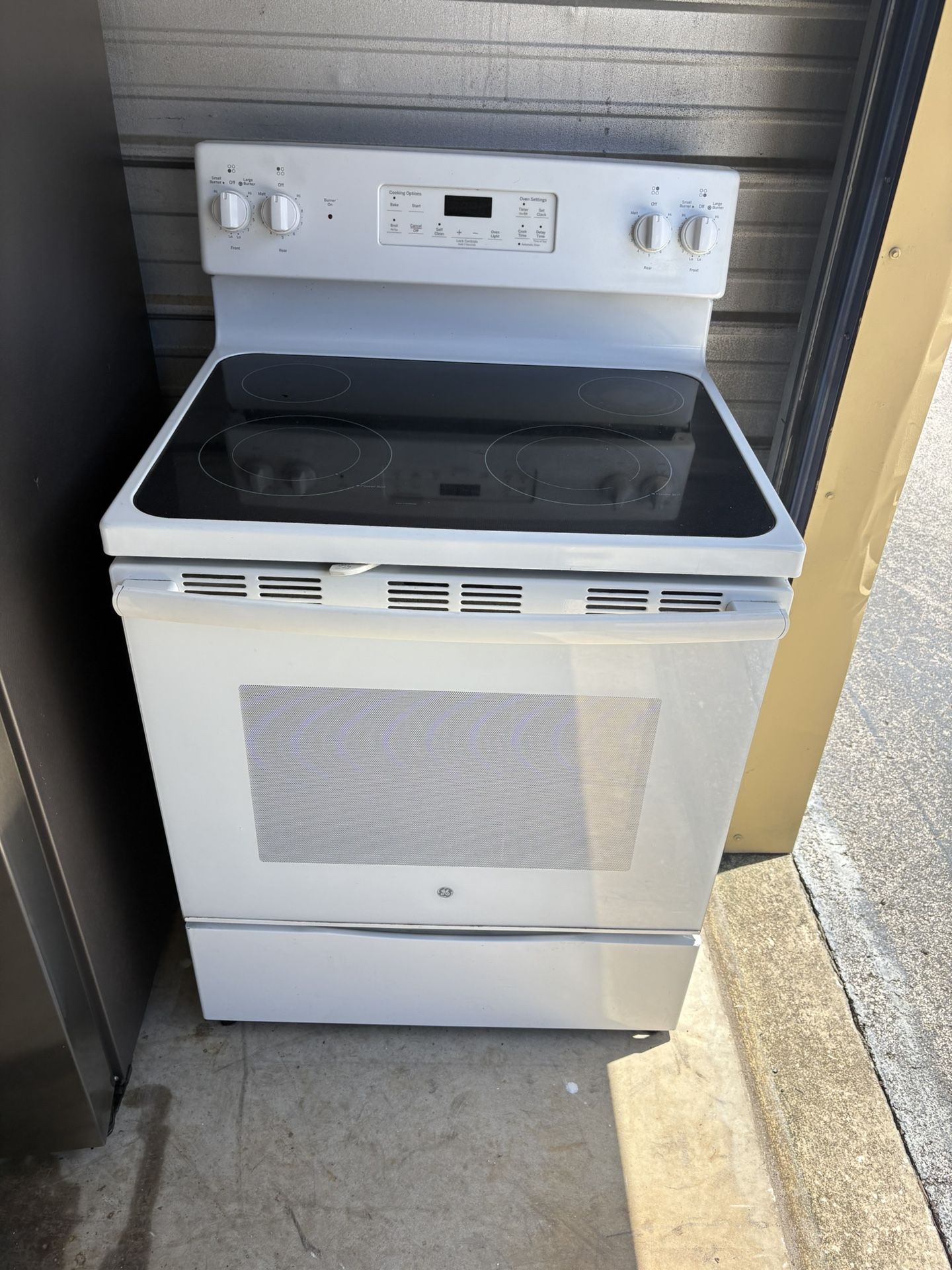 White Glasstop Electric Stove/Oven with Self-Cleaning Oven