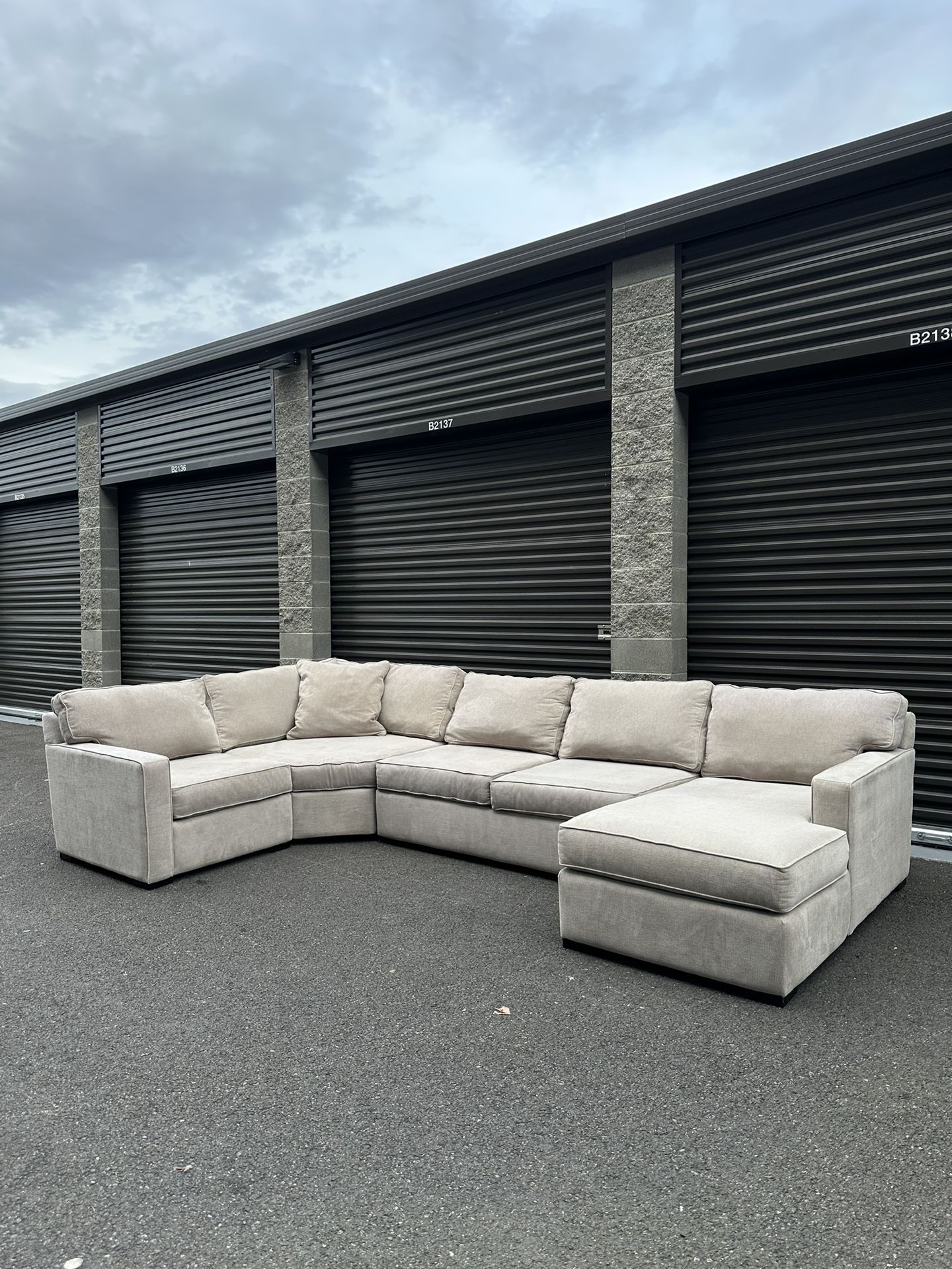 Large Sectional Couch Sofa (DELIVERY AVAILABLE)