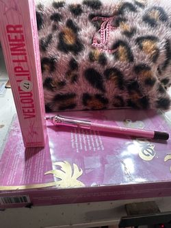 Jeffree star velour lip liner in Dominateix