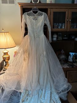 Vintage XS White Tulle Wedding Gown with Floral Appliqués