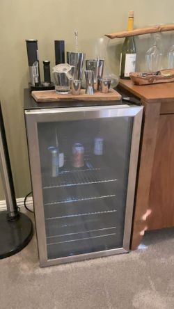 small wine cooler / mini wine frid