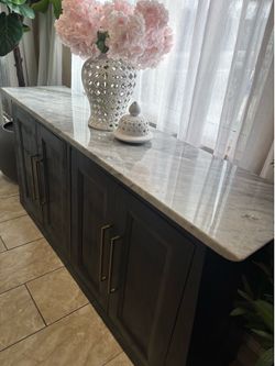 sideboard/ buffete