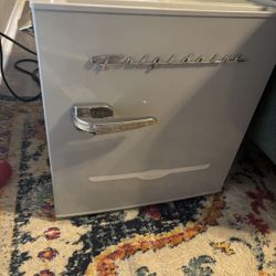 Frigidaire Vintage Style Mini Fridge 