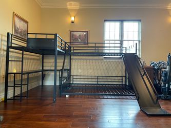 Triple bunk bed with desk on bottom
