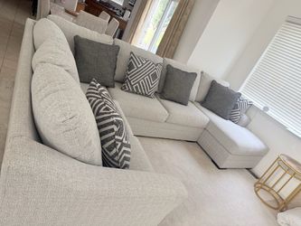 Ashley Furniture 3-Piece Sectional with Chaise – Like New!