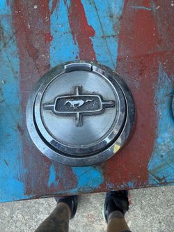 Ford Mustang gas cap lid