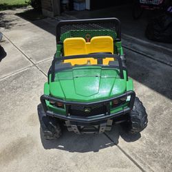 Peg Perego John Deere Gator XUV Extra-Large 12 Volt Ride-on, Durable Design for Kids 3-8, Green