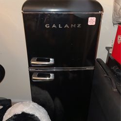 Galanz Mini Fridge/ Freezer