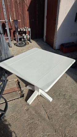 White Wood Pedestal Table