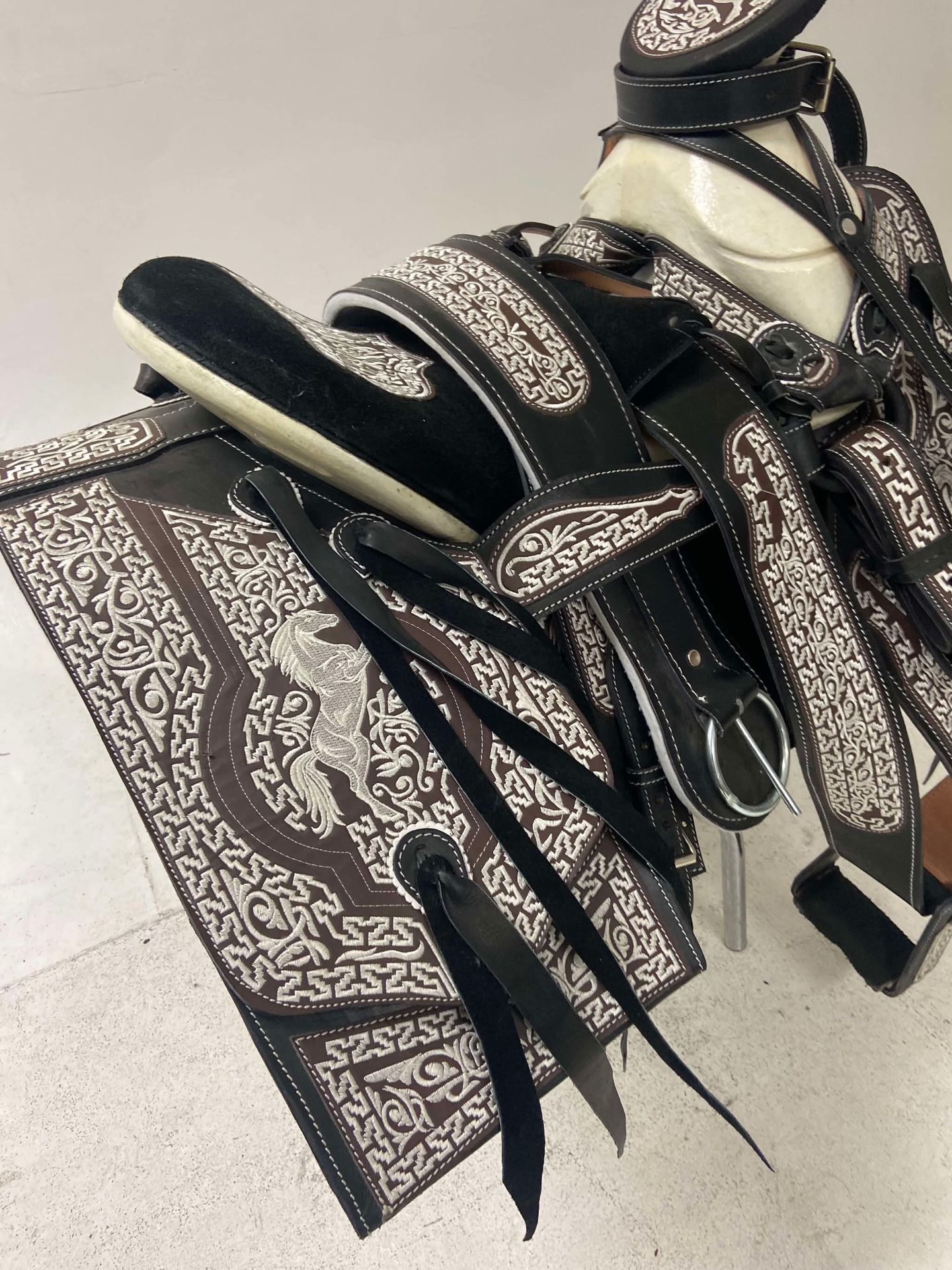 Montura charra bordada con cantinas Cuadradas