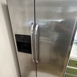 Frigidaire Side-by-Side 26 cu ft – Stainless/Black – Works Great (No Ice)