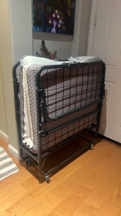 Millard deluxe folding bed from Amazon