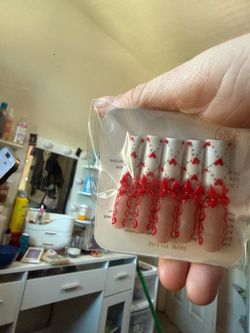 Press on nails