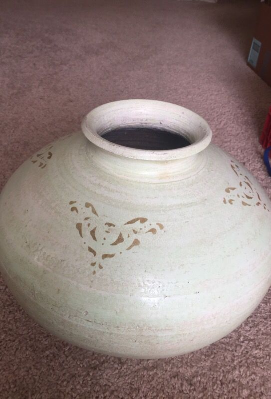 Credibly beautiful and classic light green big ceramic Flower/Plant Pot. 13 inches tall 44 inches widuh