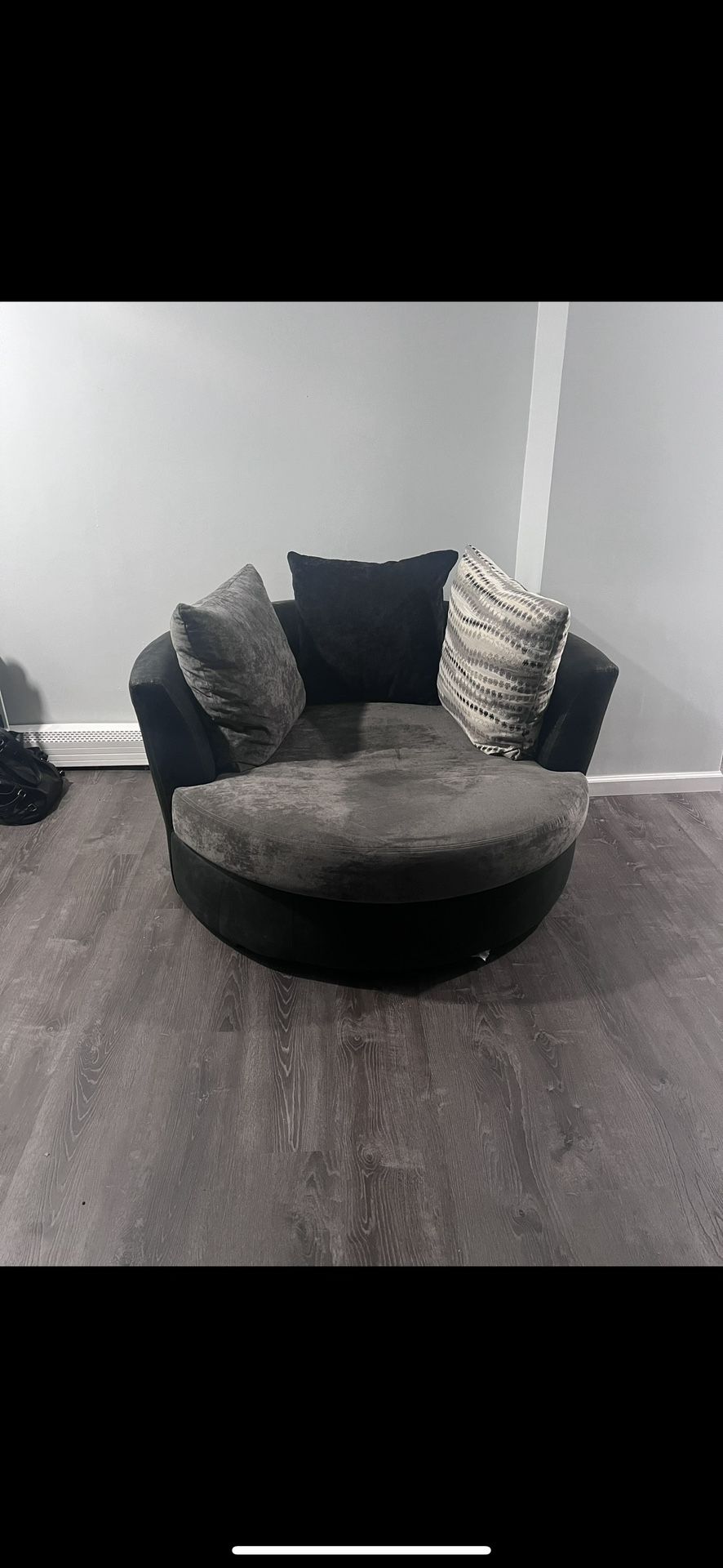 Round Barrel Chair W/ Pillows