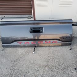 2016-2023 Toyota Tacoma Complete Tailgate With Camera Accessories And Assembly And Lock With Key Oem.