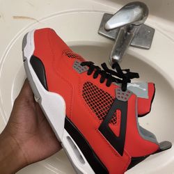 Jordan Retro 4 Toro Bravo