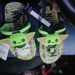 NWT Mandalorian Star Wars Flip Flops Sandals Boy Child Size 7/8 Yoda