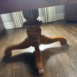 Dining Table With Chairs In Good Condition For Sale