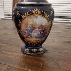 Vase : Vintage Porcelain Cobalt Blue Victorian Family Scene Covered Urn