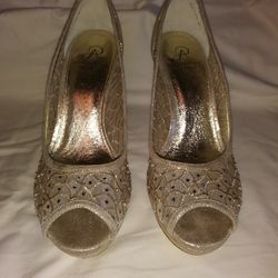 Adrianna Papell 8.5m "Foxy" Dress pump gold classis peek toe shoes 4" heels. Leather sock and leather lining. Lightly used. In Excellent condition!