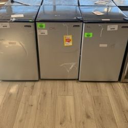 MAGIC CHEF MINI FRIDGE JWMM