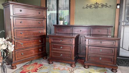 Gorgeous Aslhey Porter furniture set