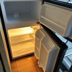 Artic King Refrigerator with Freezer / New 