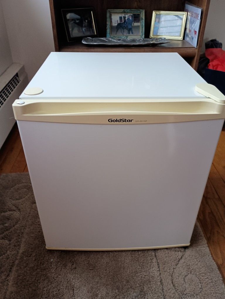 Mini Fridge 1.6 Cubic Foot w/ Freezer