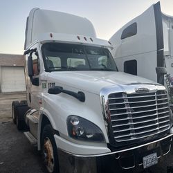Cascadia For Parts Out All Truck 