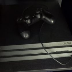 PS4 Pro 1TB + 2 Controllers