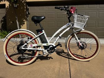This is a barely used motive female bike with almost no miles on it. It comes with a BRAND NEW BATTERY IN THE BOX!!