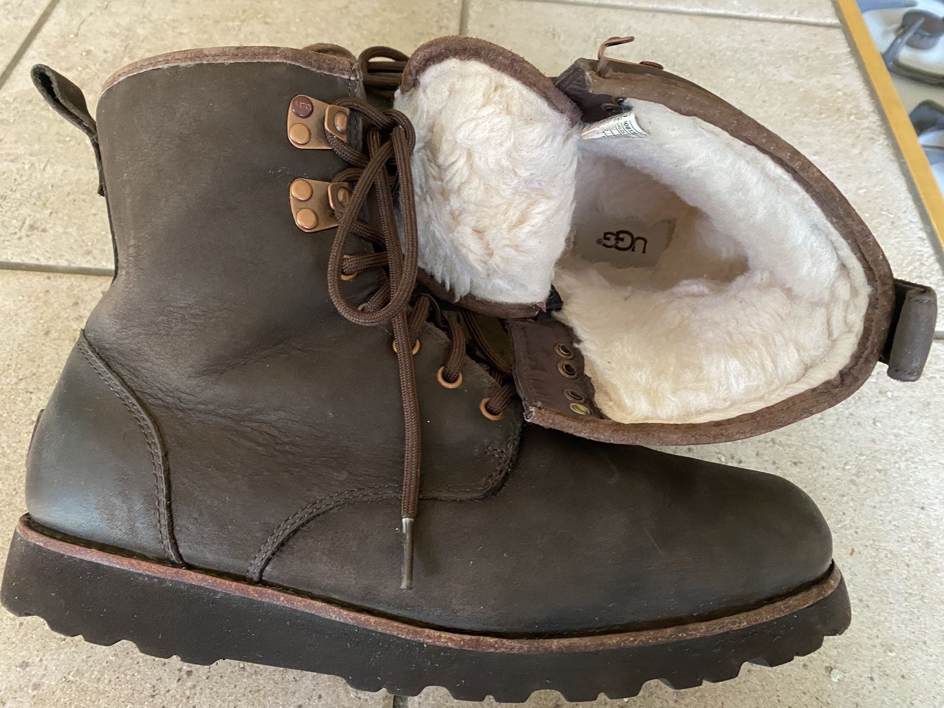 Like New Waterproof UGG men’s boots size 9