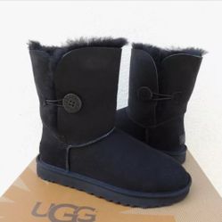 UGG SIZE 6