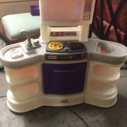 Plastic toy kitchen set
