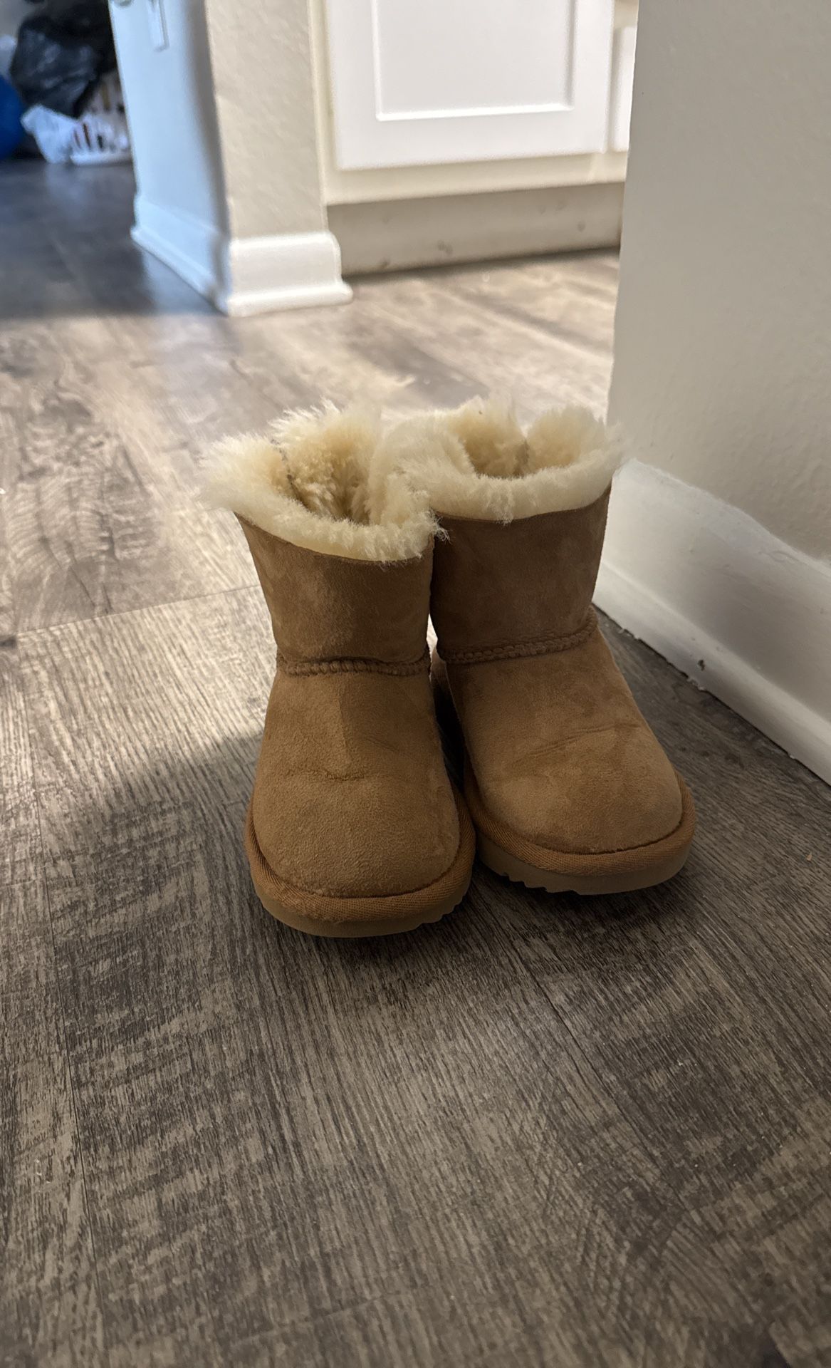TODDLER SIZE 9 ORIGINAL UGGs