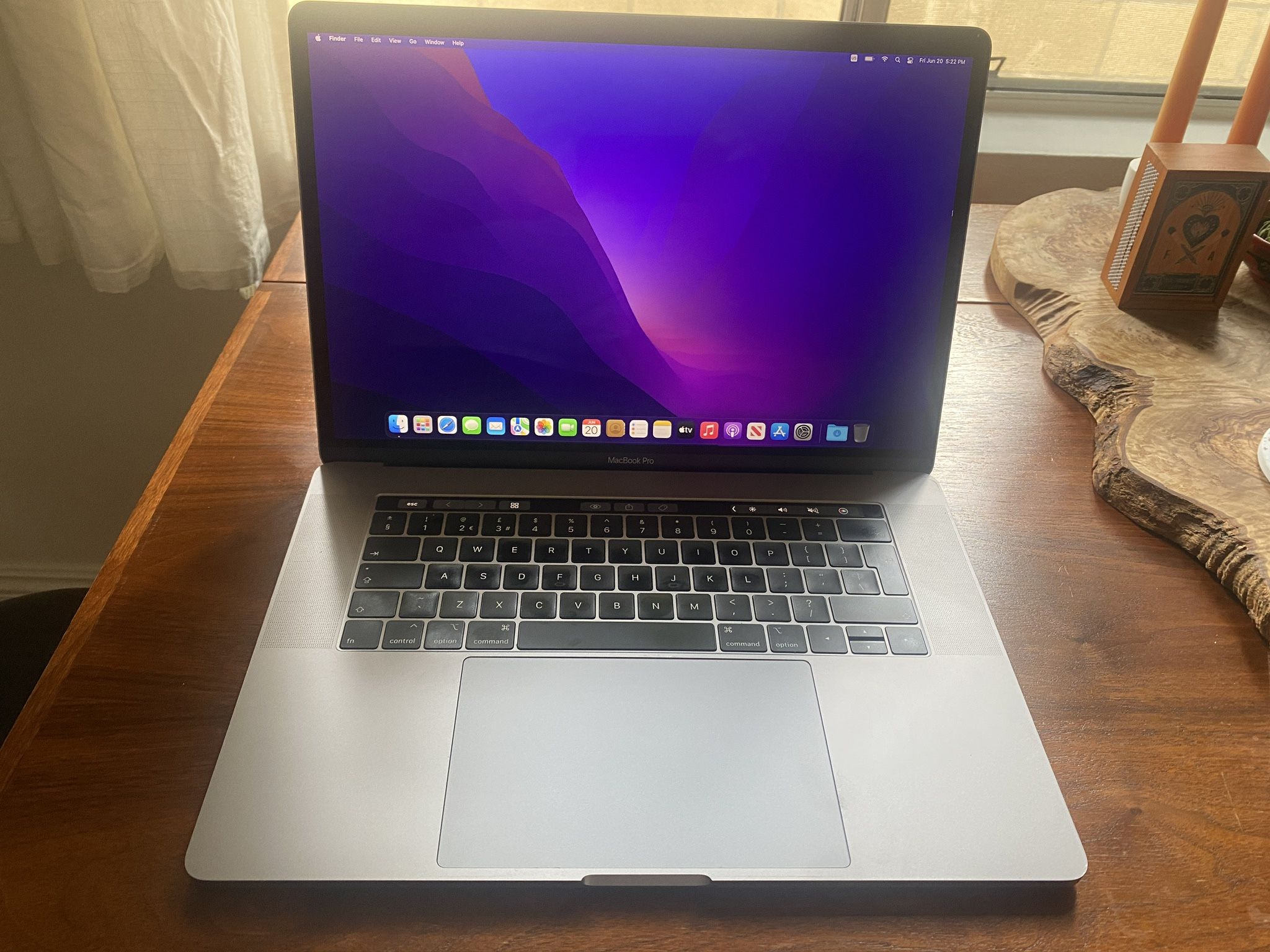 MacBook Pro 15 Inch 2019 i9 2.4ghz 32 RAM 1TB