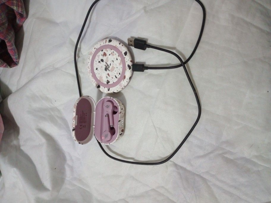Frogs Ear Phones And Charger